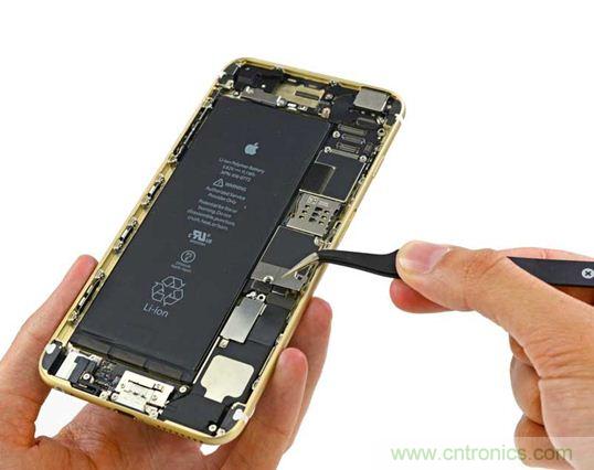 與iPhone 5S相比，電池尺寸更大，電池效率提高了16%。整部手機(jī)看起來(lái)就像一件藝術(shù)品，但看不到太多的內(nèi)部構(gòu)造。（來(lái)源：iFixit）